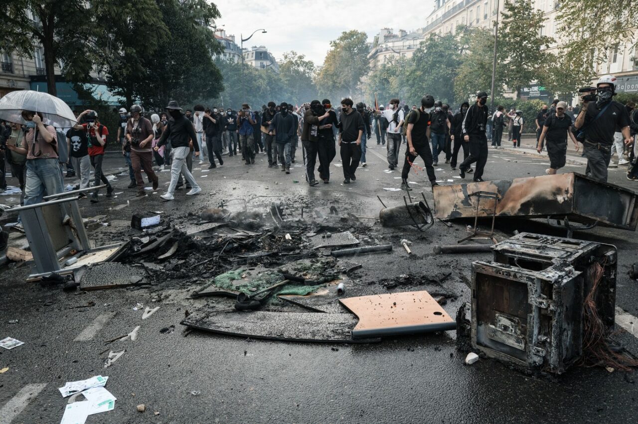 Tensiuni majore în Franța: Sute de rețineri la protestele elevilor. Macron cere mai multă „empatie” din partea forțelor de ordine. Grenadele de șoc, interzise, după ce un tânăr a rămas fără mână