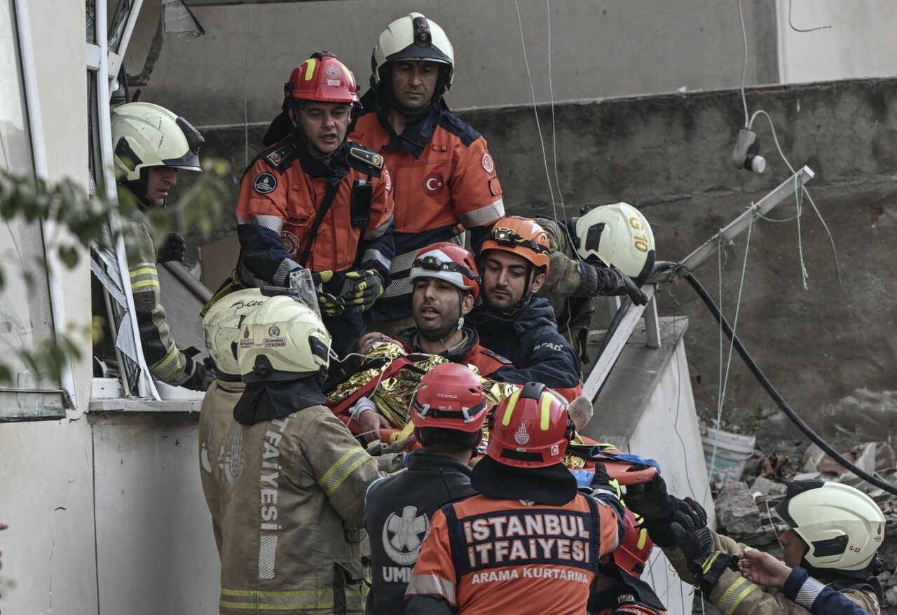 O clădire cu șapte etaje s-a prăbușit în Istanbul. O victimă a murit, 10 persoane au fost salvate. Altele sunt căutate sub dărâmături