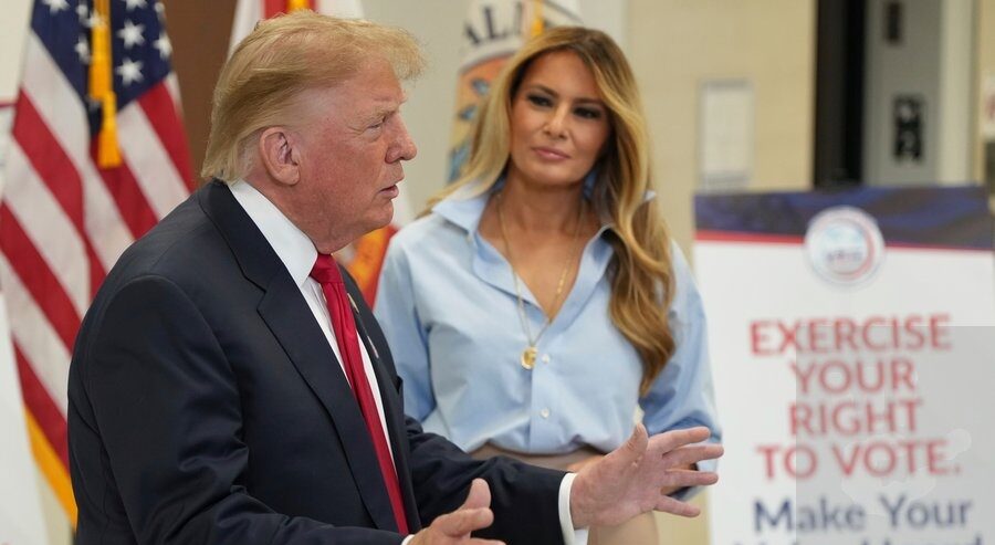 Alegeri în SUA. Trump, care odinioară numea votul anticipat „ridicol”, a votat la o secție din Palm Beach, Florida, alături de Prima Doamnă. Ce a transmis presei de la urne