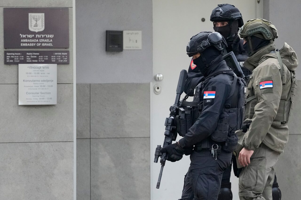 Atentat terorist la Ambasada Israelului din Belgrad. Un minor care a strigat „Allahu Akbar” a atacat un paznic. Anunțul ministrului de Interne