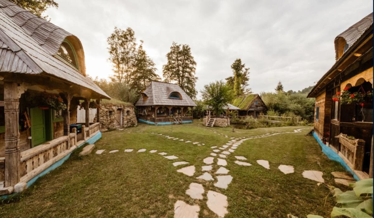 Cât costă „satul” din România format din cinci case, un iaz, saună, jacuzzi, zonă de grătar și tiroliană