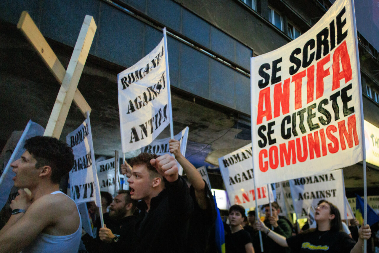 Protest în centrul Bucureștiului împotriva mișcării Antifa, organizat de o grupare de ultrași. Ce mesaje au scandat cei aproximativ 100 de participanți