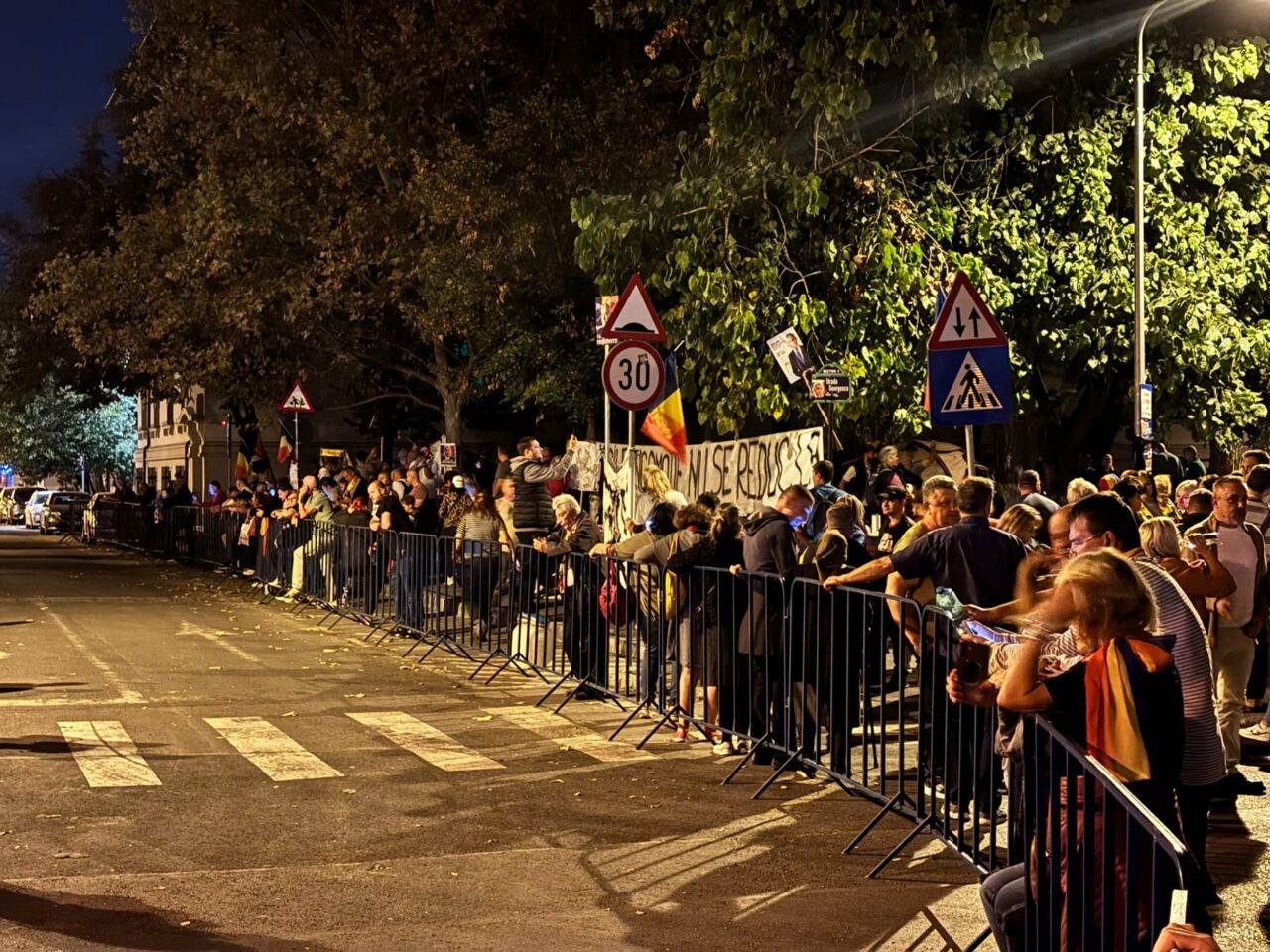 A unsprezecea noapte de proteste în fața Arestului Central, unde este închis Călin Georgescu Ce scandează acum cele 200 de persoane