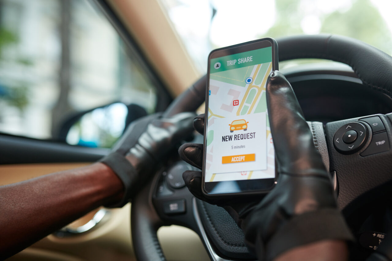 Proiectul de lege care dă peste cap firmele de transport alternativ, Uber și Bolt. Scopul este reducerea evaziunii fiscale