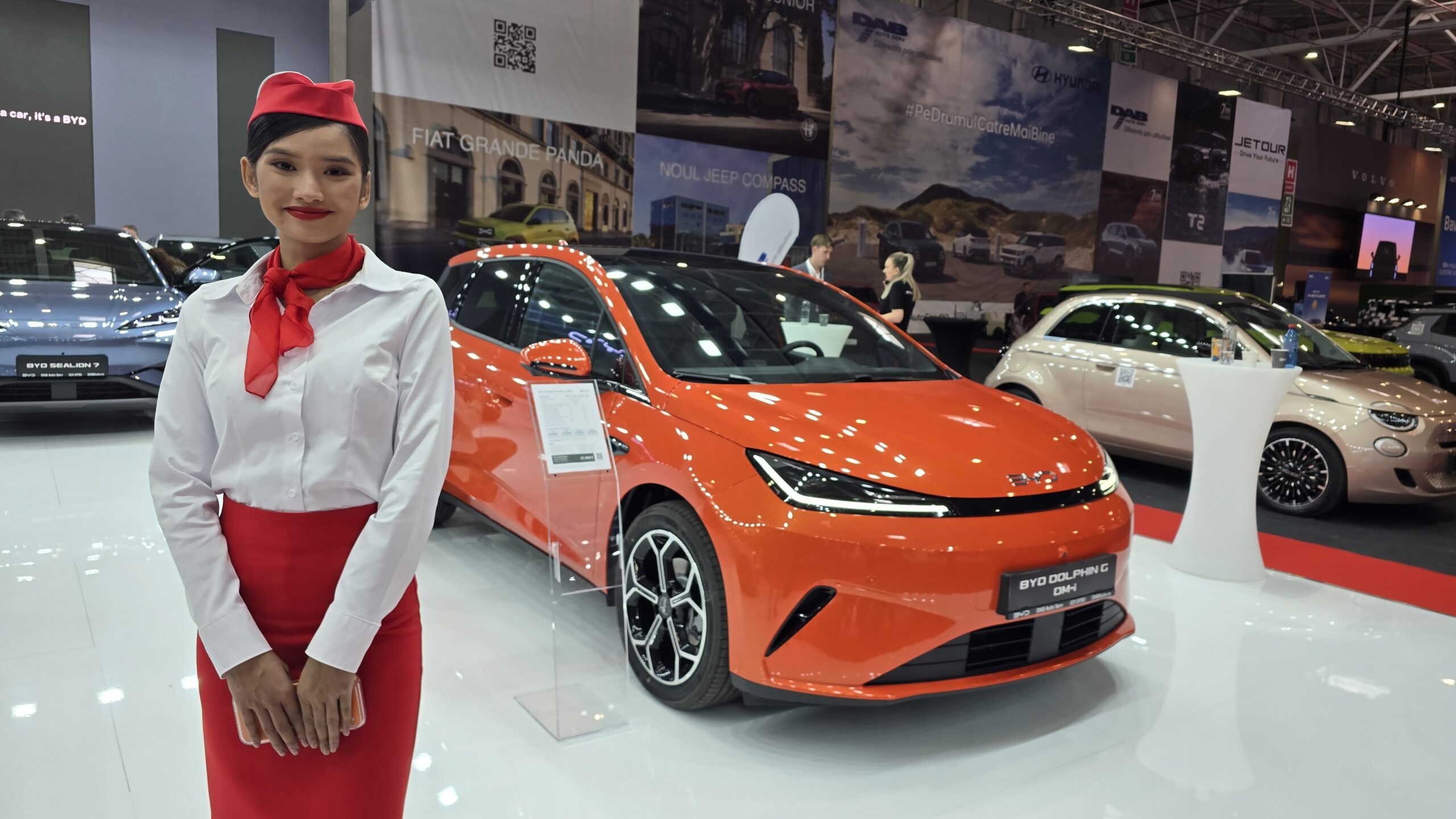 „Invazie” de mașini chinezești la Salonul Auto București, cu lansări în premieră. Peste 40% dintre autovehicule sunt asiatice la expoziția din acest an. Cu ce prețuri încearcă producătorii să îi ademenească pe români