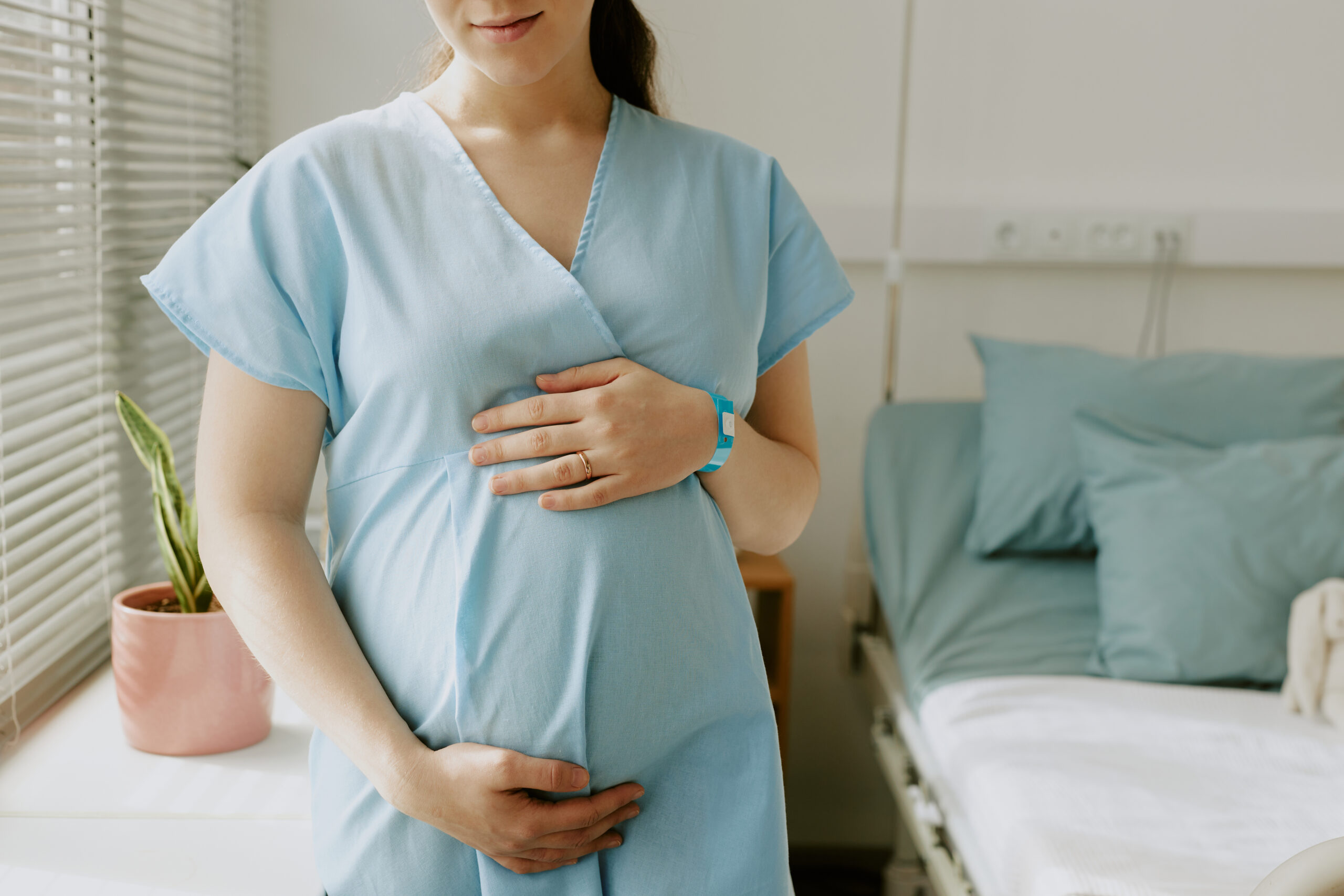 Schimbare în maternități. Cine va putea însoți mama în sala de naștere