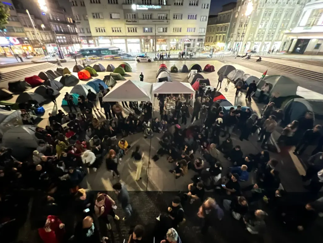 Proteste în Portugalia: Zeci de mii de oameni au ieșit în stradă, nemulțumiți de scumpirea chiriilor și a alimentelor. Zeci de protestatari au instalat corturi în centrul orașului Porto