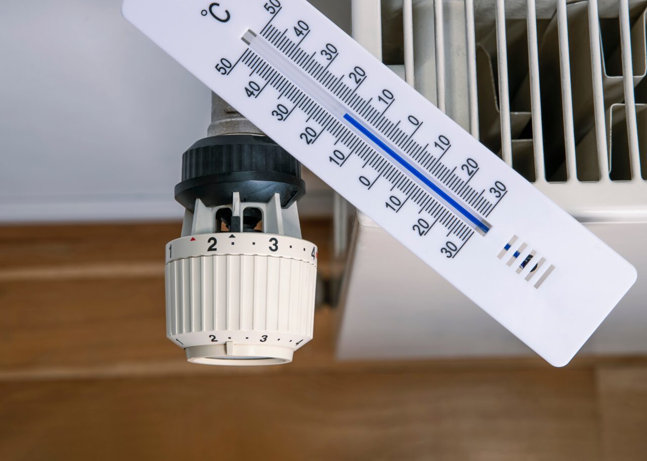 Metoda veche de peste 100 de ani care îți menține casa caldă fără să pornești centrala. Cum poți reduce facturile la energie