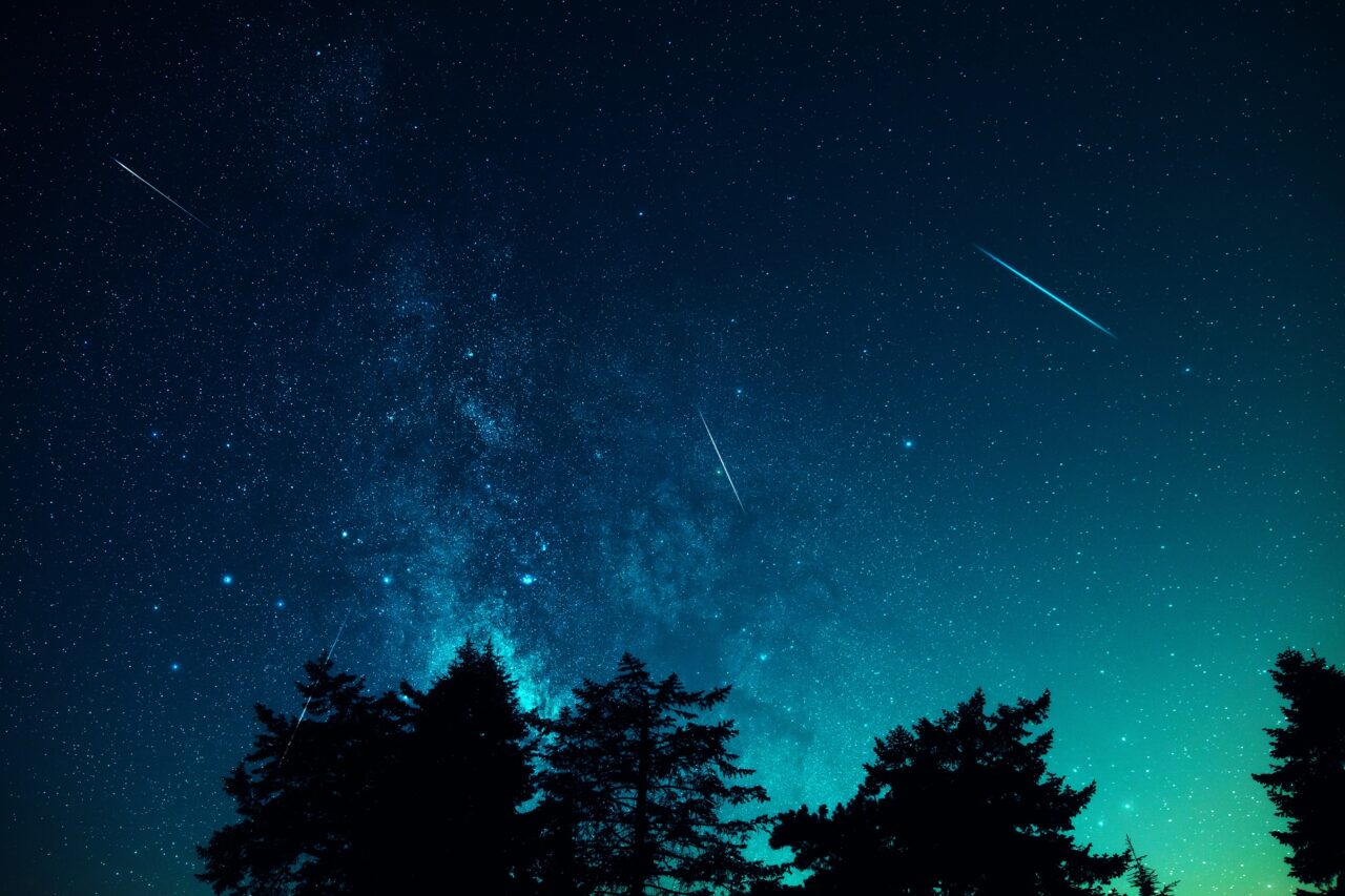 Nopți spectaculoase în octombrie: când pot fi văzute ploile de meteori și „Luna Vânătorului”
