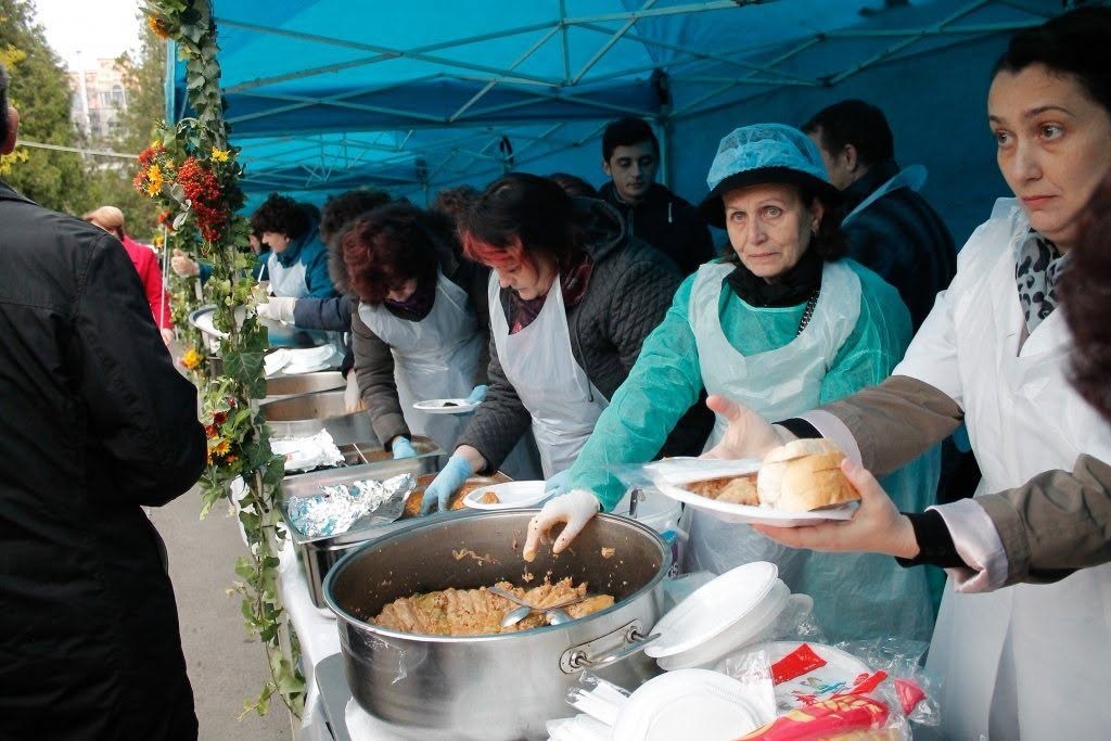 Sunt pregătite aproape 60.000 de sarmale pentru pelerinii Sfintei Parascheva. Ce alte alimente vor mai primi credincioșii