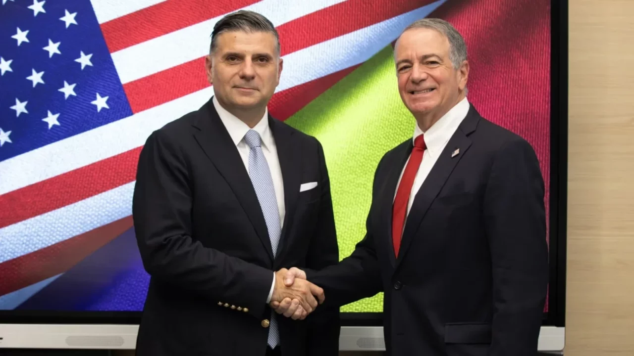 Ambasadorul SUA s-a întâlnit cu șeful ASF în ziua depunerii listei noului Guvern Discuțiile au vizat investițiile și cooperarea financiară