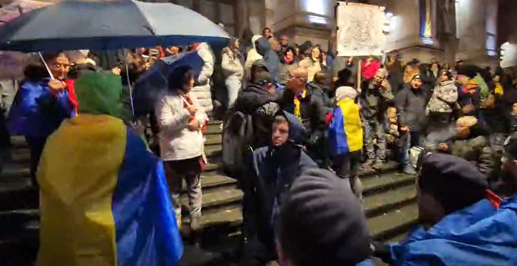 Susținătorii lui Călin Georgescu, înmărmuriți după vestea că fostul prezidențiabil rămâne în spatele gratiilor Liniște în fața Curții de Apel București