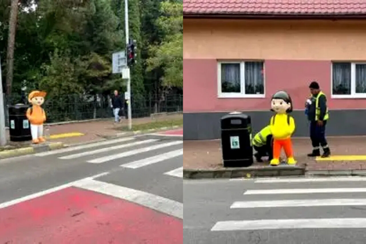 Două manechine care imită copii, amplasate lângă trecerile de pietoni din Suceava. Cum ar proteja elevii care ies de la școală