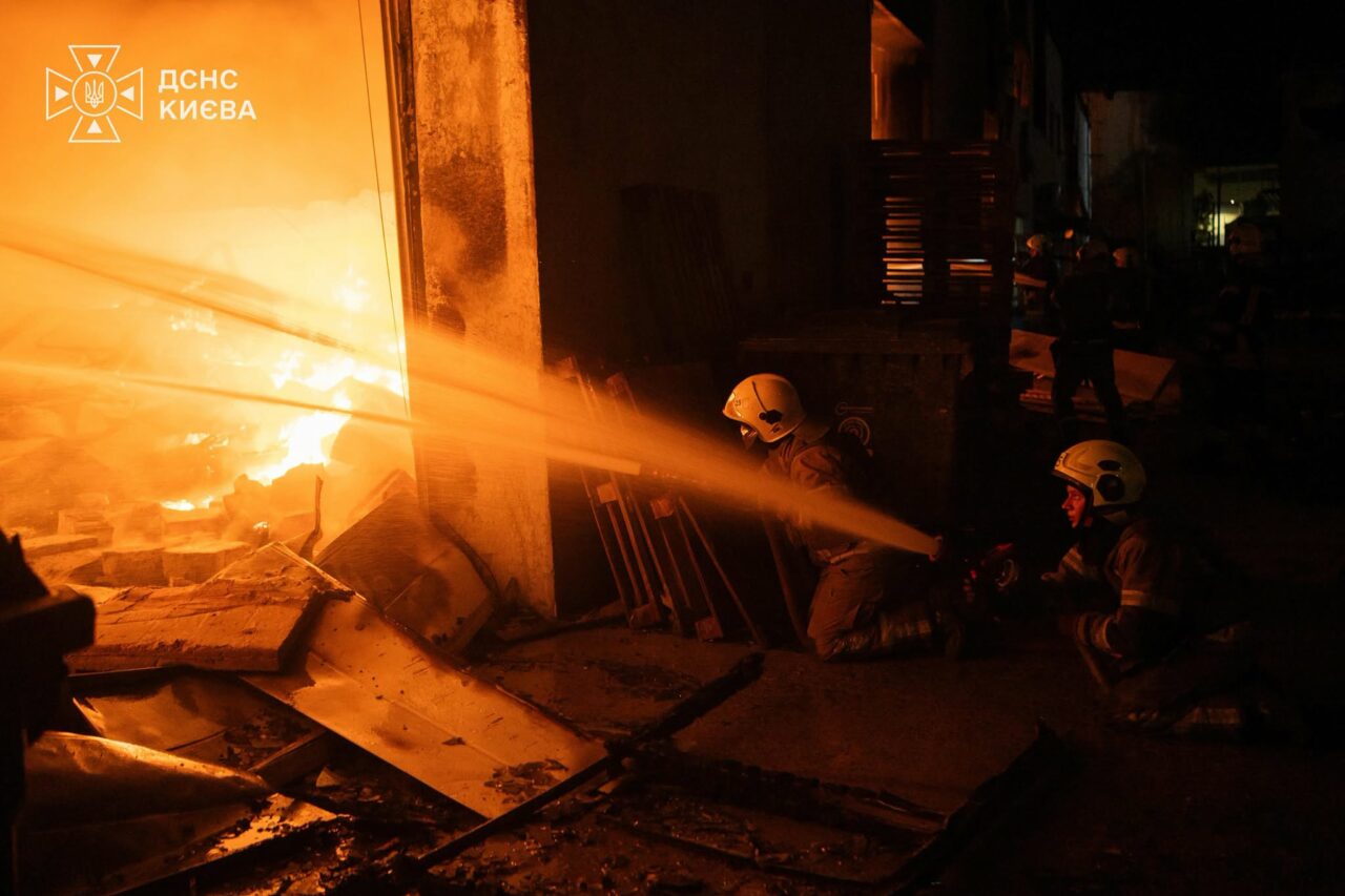 O dronă rusească a lovit în preajma unui institut de cercetare nucleară de la Kiev. Incendiul declanșat a fost stins rapid de către pompieri