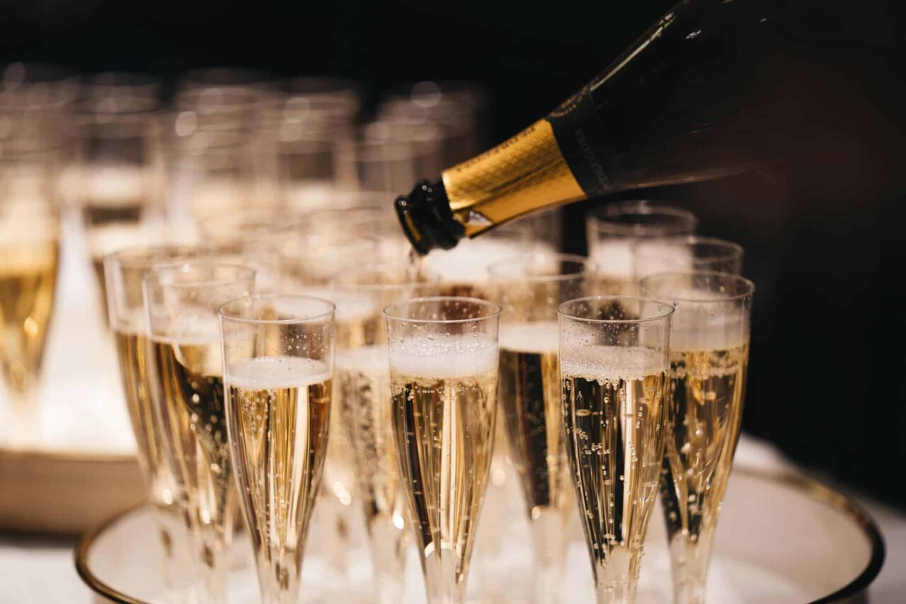 Schimbările climatice au ajuns în alcoolemia șampaniei. 2026 este primul an în care celebra băutură are mai multe grade. Care este explicația 
