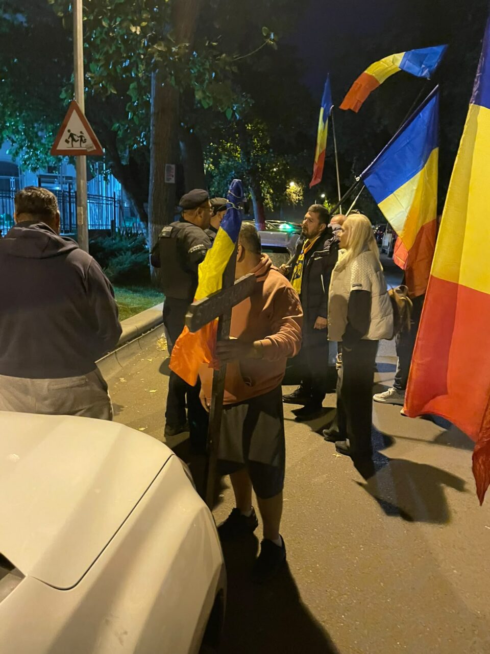 Jandarmii, surprinși de fanii lui Călin Georgescu cum își reglează camerele de supraveghere în plină noapte: „Jandarmeria schimbă bateria!”