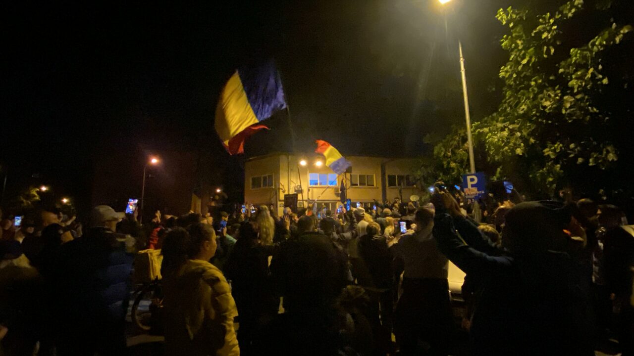 A treia noapte de proteste în fața Arestului Central, unde este închis Călin Georgescu. Sute de oameni îi scandează numele și cer eliberarea sa