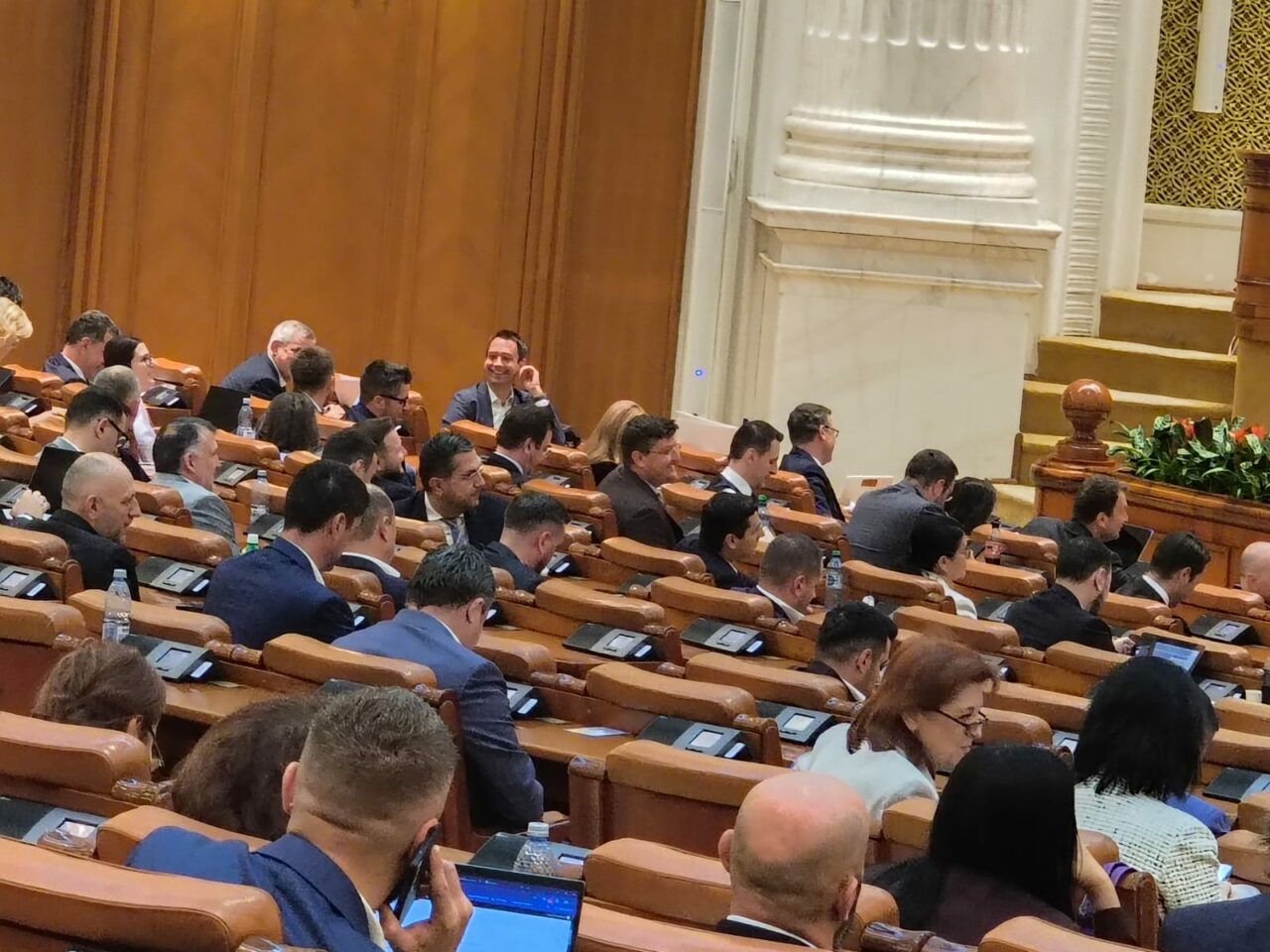 Deputatul Alexandru Dimitriu (USR) susţine cu tărie tăria, dar spune că producţia nu trebuie încurajată. Adrian Câciu îi transmite să pună mâna pe carte