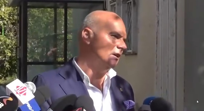 Rareș Bogdan, primele declarații la ieșirea de la DNA. Europarlamentarul susține că s-a văzut cu funcționarul pe care omul de afaceri Bogos voia să-l demită, la el acasă: „era strict să ascult o situație de posibil abuz”