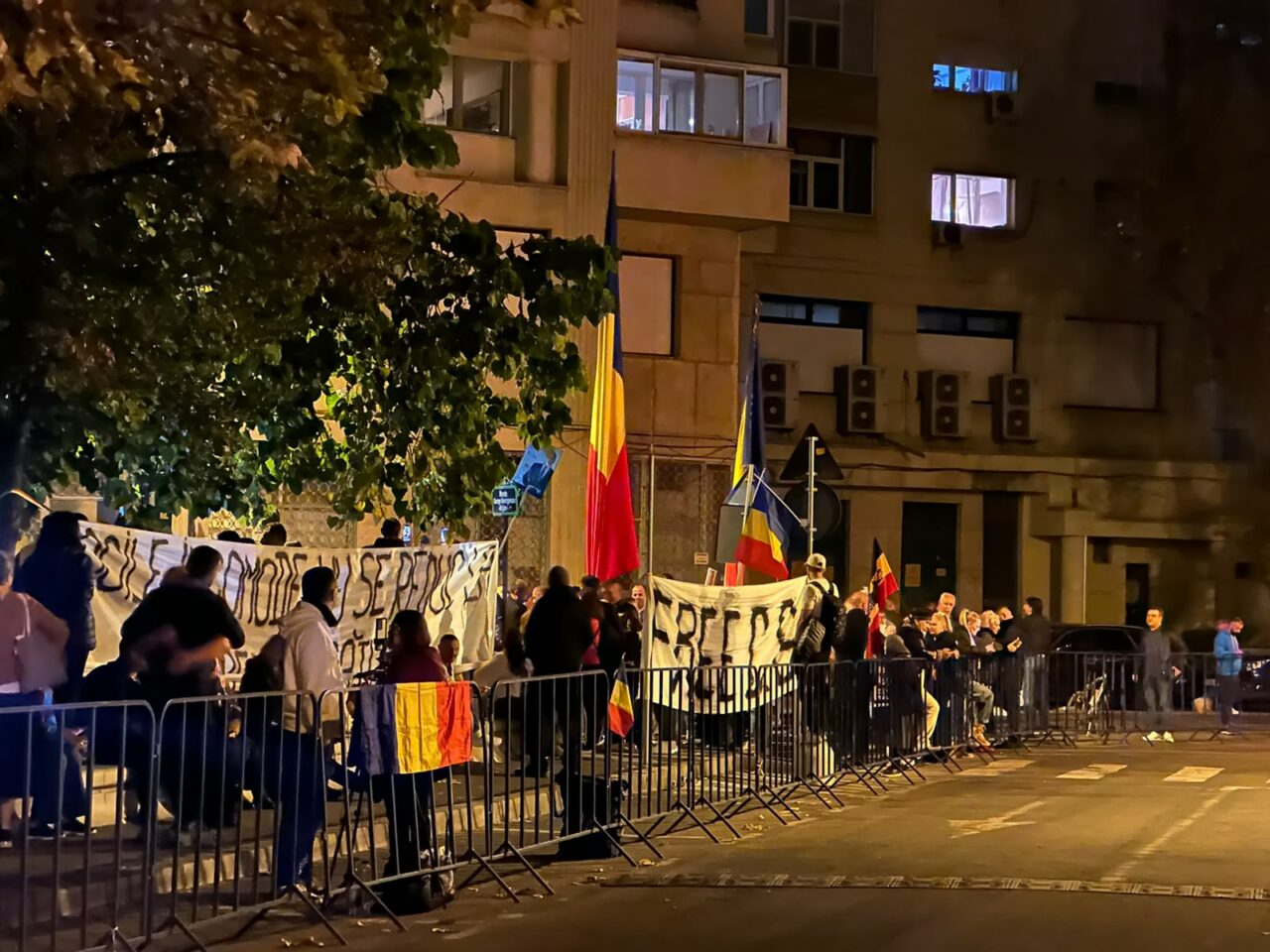 A zecea noapte de proteste în fața Arestului Central, unde este închis Călin Georgescu