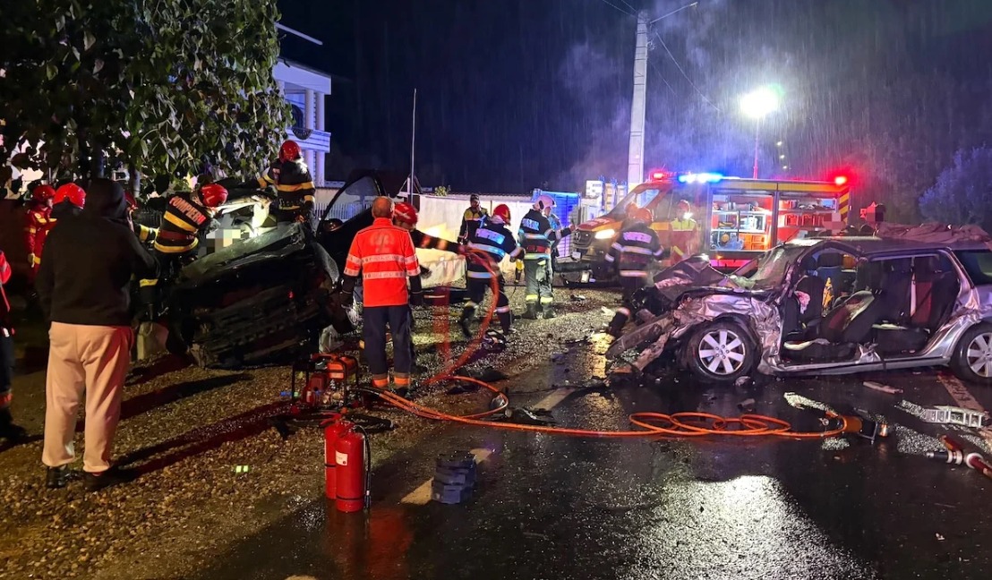 Trei tineri au murit într-un accident cumplit, în Vâlcea. Două dintre victime aveau doar 17 ani. Alte două persoane sunt grav rănite