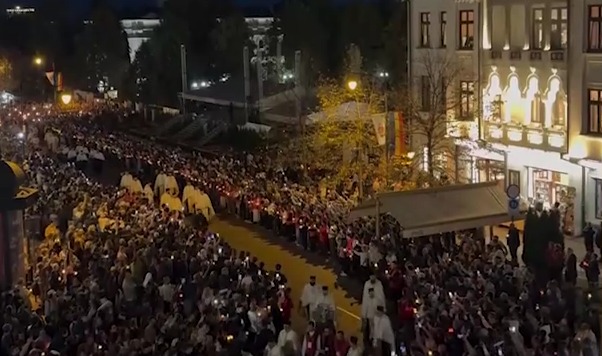 Imagini spectaculoase din dronă de la procesiunea „Calea Sfinților”. Mii de credincioși au însoțit moaștele Sfintei Parascheva pe străzile Iașului