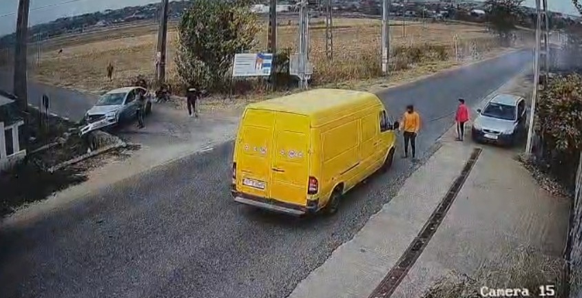 A furat o mașină cu un minor în ea. Un șofer fără permis și beat a intrat cu mașina într-un cap de pod