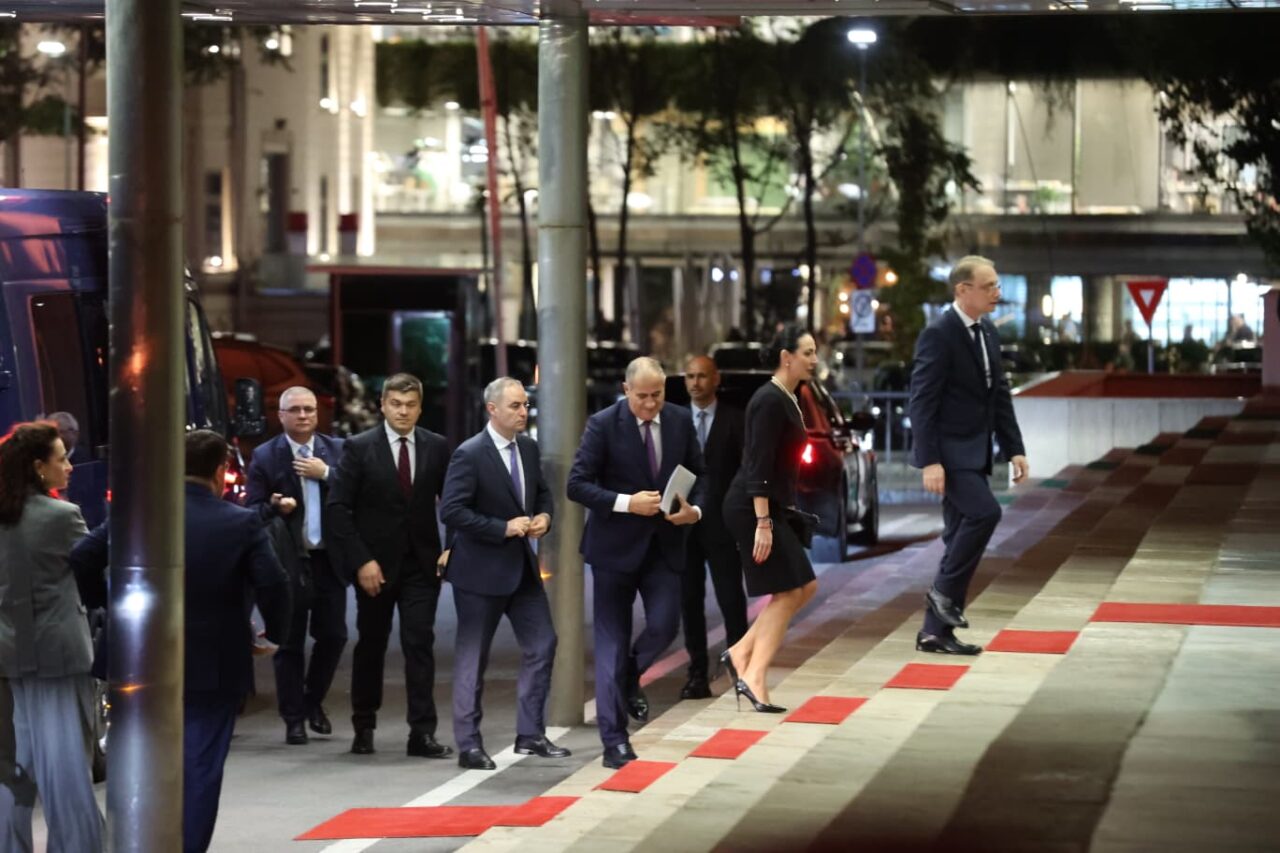 Prima ședință de guvern condusă de premierul Luca Niculescu. Miniștrii au ajuns la Palatul Victoria. Principalul subiect: deblocarea spitalelor
