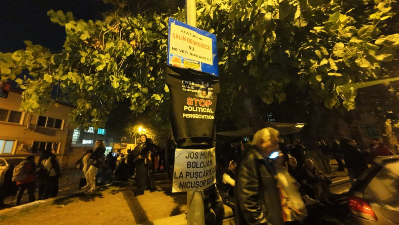 A 24-a noapte de proteste în fața Arestului Central. Susținătorii lui Călin Georgescu, alături de el, în ziua în care pe numele acestuia s-a mai deschis un dosar penal