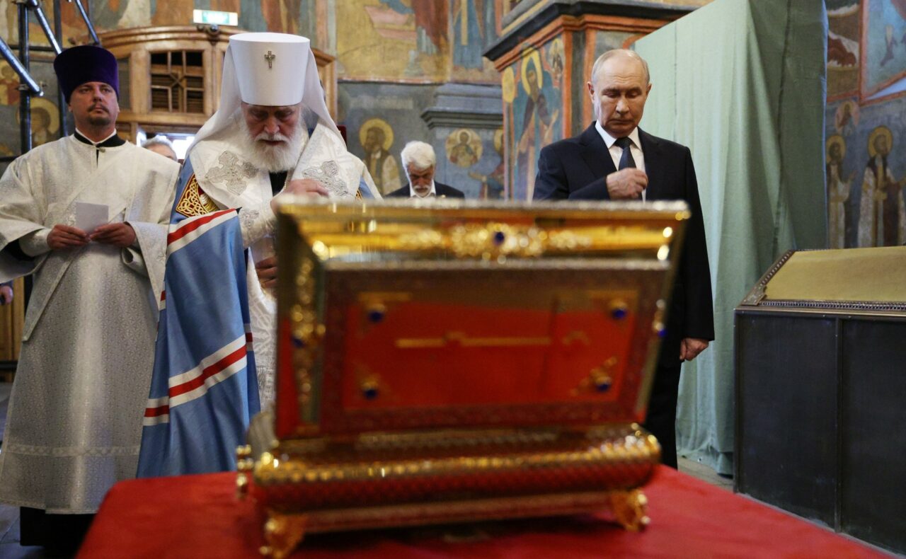Armata rusă ar fi pierdut moaștele Sfântului Dmitri al Donului, trimise de Putin pe front, în timpul retragerii din regiunea Donețk. Reacția Bisericii Ortodoxe a Rusiei
